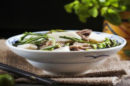 Đãi cả nhà vịt om sấu, khoai sọ đầy hấp dẫn