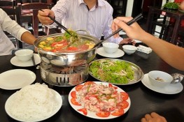 Người Việt ăn uống 'chung đụng' dễ nhiễm khuẩn gây ung thư dạ dày