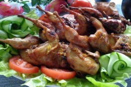  Cơm ngon với: Chim cút chiên sả, bún canh chua và bánh trà xanh
