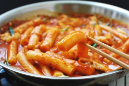 Phố tteokbokki thơm ngào ngạt ở Seoul