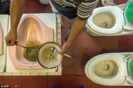 Ăn canh, uống nước từ... bồn cầu ở Indonesia