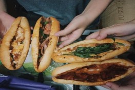 Gánh bánh mì đêm dưới chân cầu Tràng Tiền