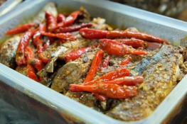 Cá nục kho cay ăn với cháo trắng - món ngon bình dân ở Đà Nẵng