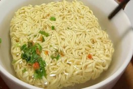Mẹo ăn mì tôm không bị nóng, mọc mụn chị em nên biết