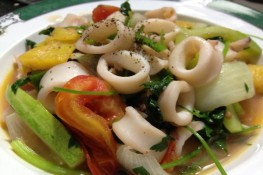 Mẹo “thần thánh” xào mực giòn sần sật, thơm ngọt