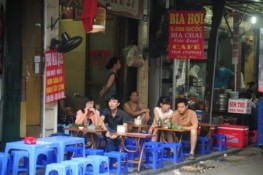 Thưởng thức quà sáng ở phố cổ Hà Nội