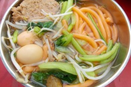 Đến Buôn Ma Thuột thưởng thức bún đỏ 