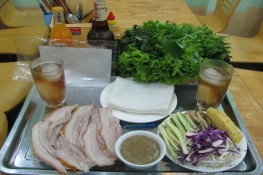Thưởng thức bánh tráng cuốn thịt heo quay phố Nguyễn Ngọc Vũ 