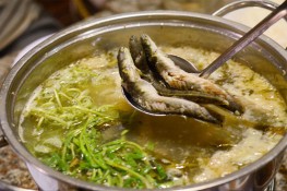 Đến phố Hoàng Cầu thưởng thức lẩu cá kèo