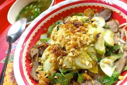 Đến phố Cầu Gỗ thưởng thức phở tíu 