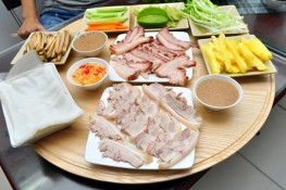Đến khu Thành Công thưởng thức bánh tráng cuốn mâm gỗ