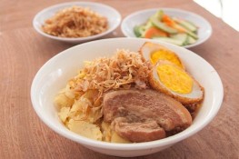 Thưởng thức xôi xéo thịt kho trứng ở Sài Gòn 
