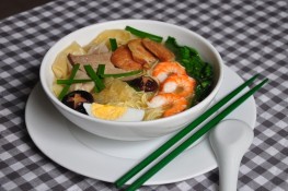 Thưởng thức mỳ vằn thắn ở phố Tuệ Tĩnh