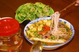 Đến phố Nguyễn Du ăn bún riêu cua ốc bò