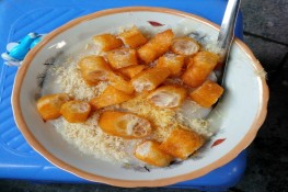 Thưởng thức cháo sườn Hàng Bồ