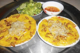 Độc đáo bánh xèo nhộng tằm