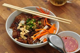 Đến phố Hoàng Quốc Việt thưởng thức bún thịt nướng mật ong 