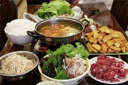 Đến phố Yên Phụ ăn lẩu riêu cua