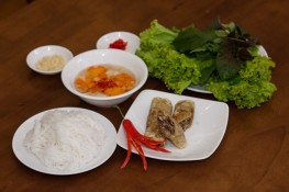 Đi ăn bún nem ở đường Nguyễn Văn Trỗi 