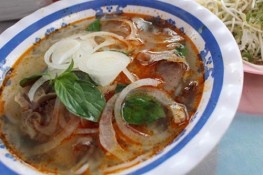 Hít hà với bún bò nóng hổi giữa thành phố sương 