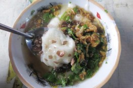 Xì xụp bánh đúc nóng ngày Hà Nội mưa 