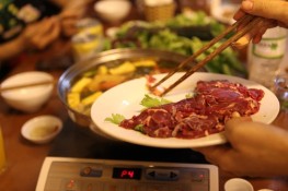 Thưởng thức lẩu riêu cua thơm lừng ở phố Nguyễn Du