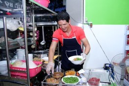 Thưởng thức quán bún, hủ tíu của sao Việt