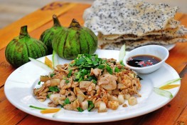 Thưởng thức món Huế ở Tám Ngọ Quán 