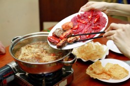 Lẩu riêu cua bắp bò siêu rẻ, thanh mát vào hè 