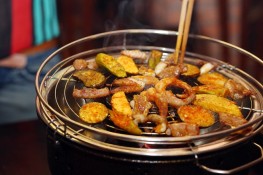 Thưởng thức món nướng trên đường Quang Trung 