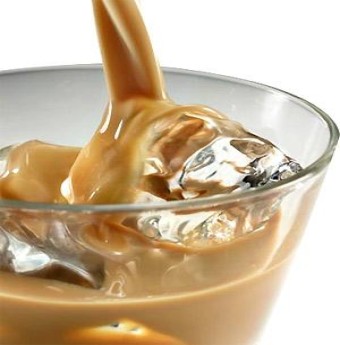 Rượu sữa Baileys trên môi người đẹp