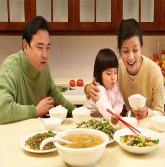 Cầm đũa sớm giúp trẻ thông minh