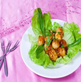 Làm món trứng cút xốt me