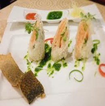 Cá hồi cuộn bánh tráng chiên giòn