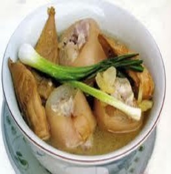 Đuôi heo hầm măng