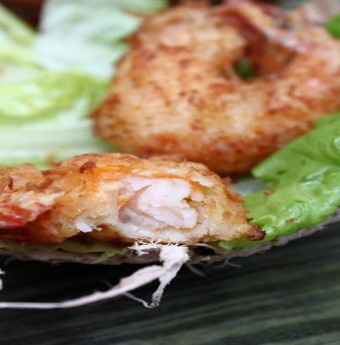 Giòm rụm tôm bọc dừa