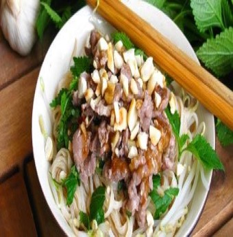 Lạ miệng với phở trộn sốt me chua ngọt