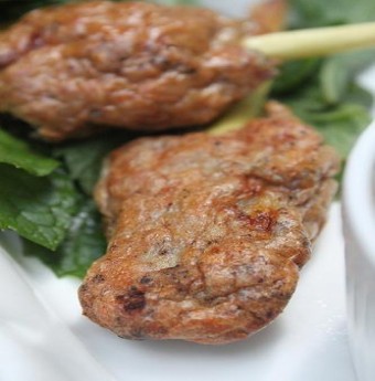 Thơm ngon nem lụi nướng than hoa