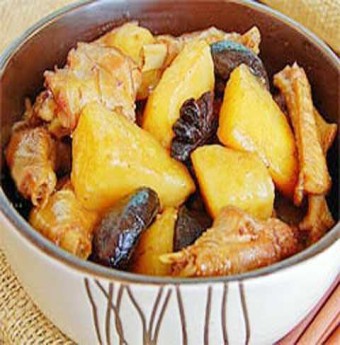 Cách làm món Gà om khoai tây ngon lạ