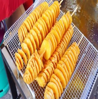 Làm Xúc xích và khoai tây xoắn quẩy cực dễ