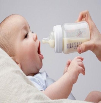 Sữa thừa trong bình để bao lâu còn dùng được?