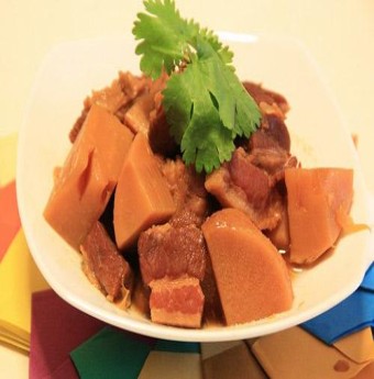 Bữa tối ngon miệng với thịt ba chỉ kho măng