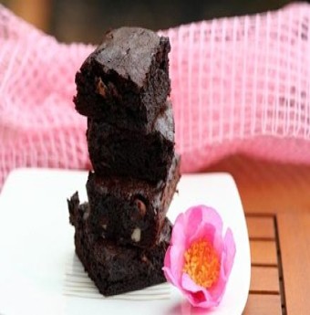 Béo ngậy với bánh Chocolate đen và hạt macadamia