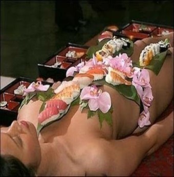 Ăn sushi trên người mẫu khỏa thân???