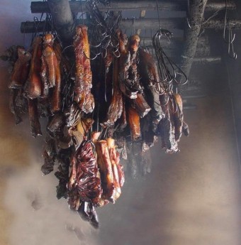 Ăn thịt lạp và uống rượu ngô: chỉ Lào Cai mới có