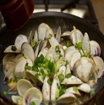 Đơn giản, hấp dẫn với món ngao cay