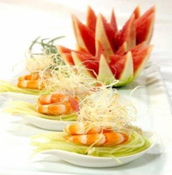 Cách làm món dưa hấu trộn phô mai xông khói