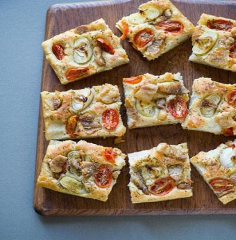 Bánh thịt hành cà chua