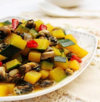 Bí ngô xào ốc lạ miệng 