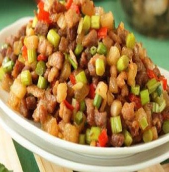Thịt lợn băm xào thập cẩm cho bữa cơm chiều lạnh